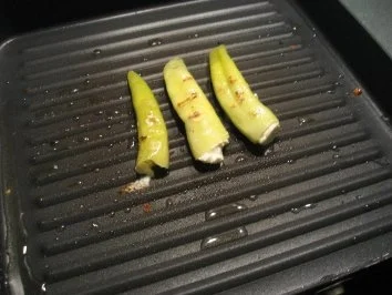 Kleiner Abendsnack: gegrillte Peperoni mit Schafskäse und Brot - Rezept - Bild Nr. 6