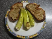 Kleiner Abendsnack: gegrillte Peperoni mit Schafskäse und Brot - Rezept