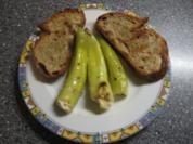 Kleiner Abendsnack: gegrillte Peperoni mit Schafskäse und Brot - Rezept