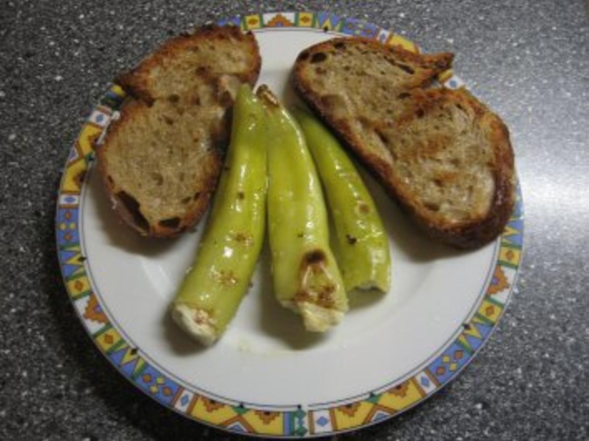 Kleiner Abendsnack: gegrillte Peperoni mit Schafskäse und Brot - Rezept ... Kleiner Abendsnack: gegrillte Peperoni mit Schafskäse und Brot - Rezept ...