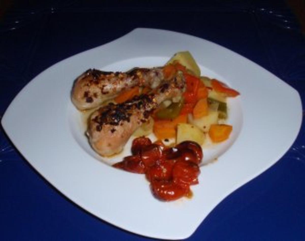 Bilder für Hähnchenschenkel mit Ofengemüse und Grilltomaten - Rezept