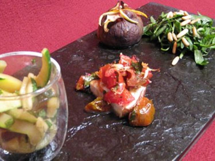 Rucolasalat an Feigen Dressing mit überbackener Aubergine und Zucchini ...
