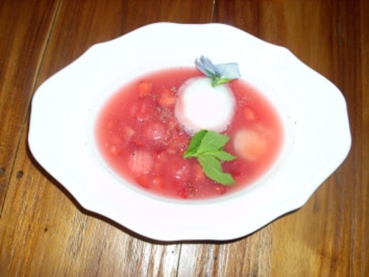 Geeiste Melonen-Rieslingsuppe mit Zitronensorbet und Erdbeerpfeffer - Rezept