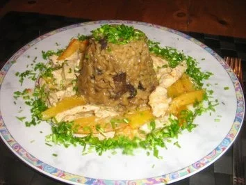 Rezept: Pilzrisotto mit fruchtigen Putenstreifen im Schnittlauchring Pilzrisotto mit fruchtigen Putenstreifen im Schnittlauchring - Rezept