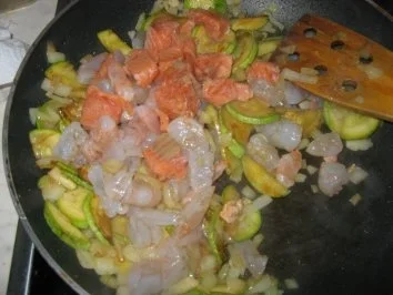 Zucchini-Lachs-Garnelen-Pfanne - Rezept - Bild Nr. 2