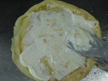 Rezept: Creperöllchen mit Vanillequark gefüllt, an warmen Mirabellen und Wallnusseis Bild Nr. 3 Creperöllchen mit Vanillequark gefüllt, an warmen Mirabellen und Wallnusseis - Rezept - Bild Nr. 3