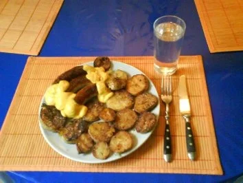 Fleisch: Bratwürstchen mit Bratkartoffeln und La Kama Sudan - Soße - Rezept