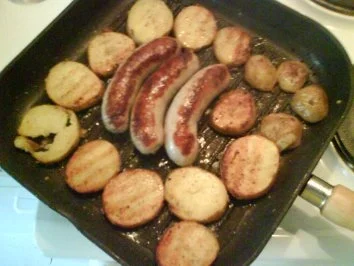 Fleisch: Bratwürstchen mit Bratkartoffeln und La Kama Sudan - Soße - Rezept - Bild Nr. 4