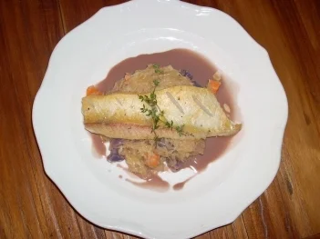 Gebratenes Zanderfilet auf Gemüserahmkraut mit violetter Senfsoße - Rezept