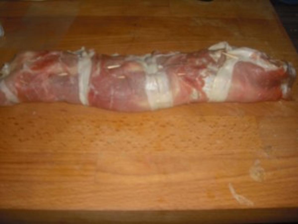 Schweinefilet im Speckmantel mit Bohnen, Kartoffeln und Pfeffersoße - Rezept - Bild Nr. 2
