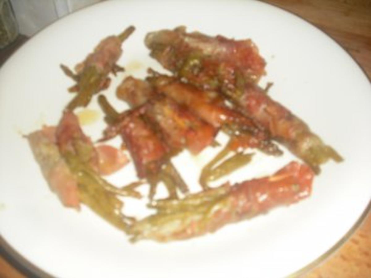 Schweinefilet im Speckmantel mit Bohnen, Kartoffeln und Pfeffersoße ...