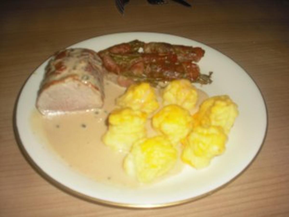 Schweinefilet im Speckmantel mit Bohnen, Kartoffeln und Pfeffersoße ...