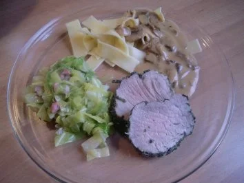Pochiertes Schweinefilet im Kräutermantel an Spitzkohl und Champignonrahmsoße - Rezept