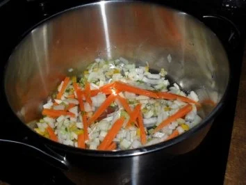 Pastinaken-Suppe mit Karottenstäbchen - Rezept - Bild Nr. 3