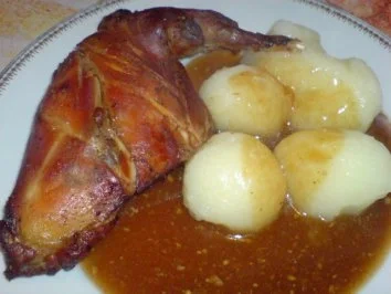 Rezept: Kaninchenkeulen und Kasslerkamm mit Rotkraut zu Klößen oder Salzkartoffeln Kaninchenkeulen und Kasslerkamm mit Rotkraut zu Klößen oder Salzkartoffeln - Rezept