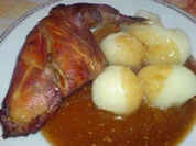 Kaninchenkeulen und Kasslerkamm mit Rotkraut zu Klößen oder Salzkartoffeln - Rezept