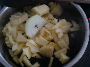 Rezept: Kaninchenkeulen und Kasslerkamm mit Rotkraut zu Klößen oder Salzkartoffeln Bild Nr. 23 Kaninchenkeulen und Kasslerkamm mit Rotkraut zu Klößen oder Salzkartoffeln - Rezept - Bild Nr. 23