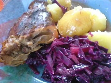 Rezept: Kaninchenkeulen und Kasslerkamm mit Rotkraut zu Klößen oder Salzkartoffeln Bild Nr. 2 Kaninchenkeulen und Kasslerkamm mit Rotkraut zu Klößen oder Salzkartoffeln - Rezept - Bild Nr. 2