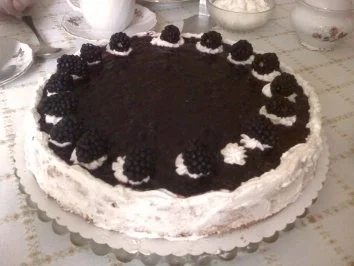 Weihnachtstorte mit Brombeeren - Rezept