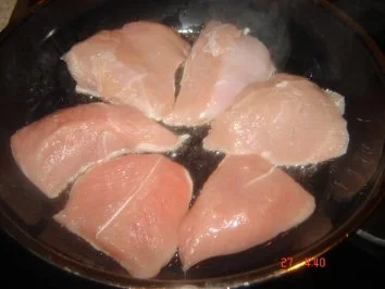 Rezept: Putenschnitzel in würziger Tomaten-Mozzarella Soße Bild Nr. 3 Putenschnitzel in würziger Tomaten-Mozzarella Soße - Rezept - Bild Nr. 3