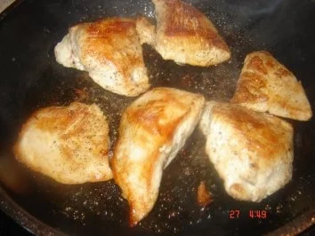 Rezept: Putenschnitzel in würziger Tomaten-Mozzarella Soße Bild Nr. 4 Putenschnitzel in würziger Tomaten-Mozzarella Soße - Rezept - Bild Nr. 4