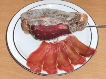 Wursten: Lammschinken mit Knochen - Rezept