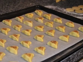 Weihnachtsplätzchen - Pfaffenhütchen - Rezept - Bild Nr. 2