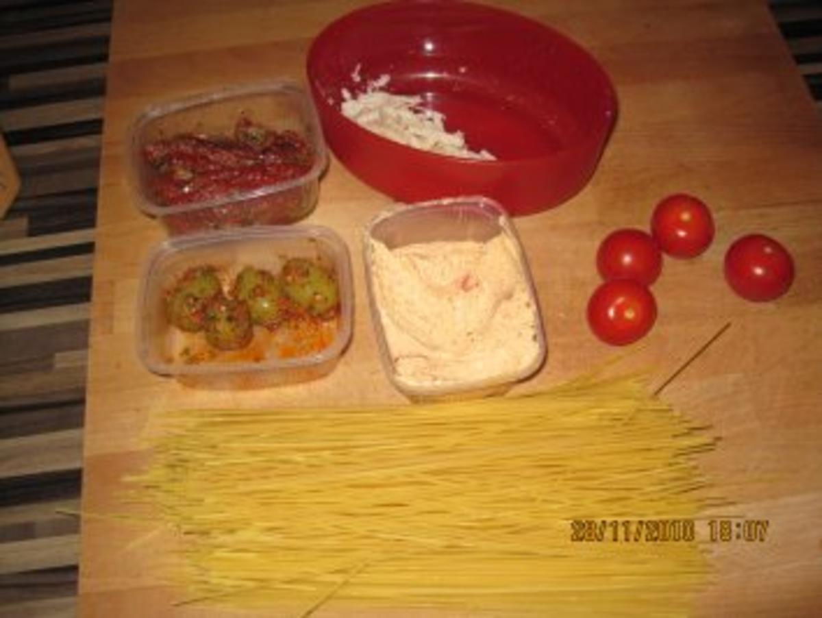 Spaghetti mit Chili-Knoblauchcreme, Oliven, getrockneten und frischen Tomaten - Rezept - Bild Nr. 2
