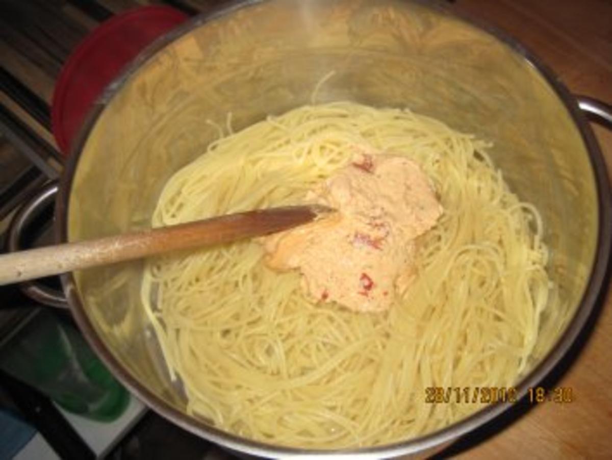 Spaghetti mit Chili-Knoblauchcreme, Oliven, getrockneten und frischen Tomaten - Rezept - Bild Nr. 3