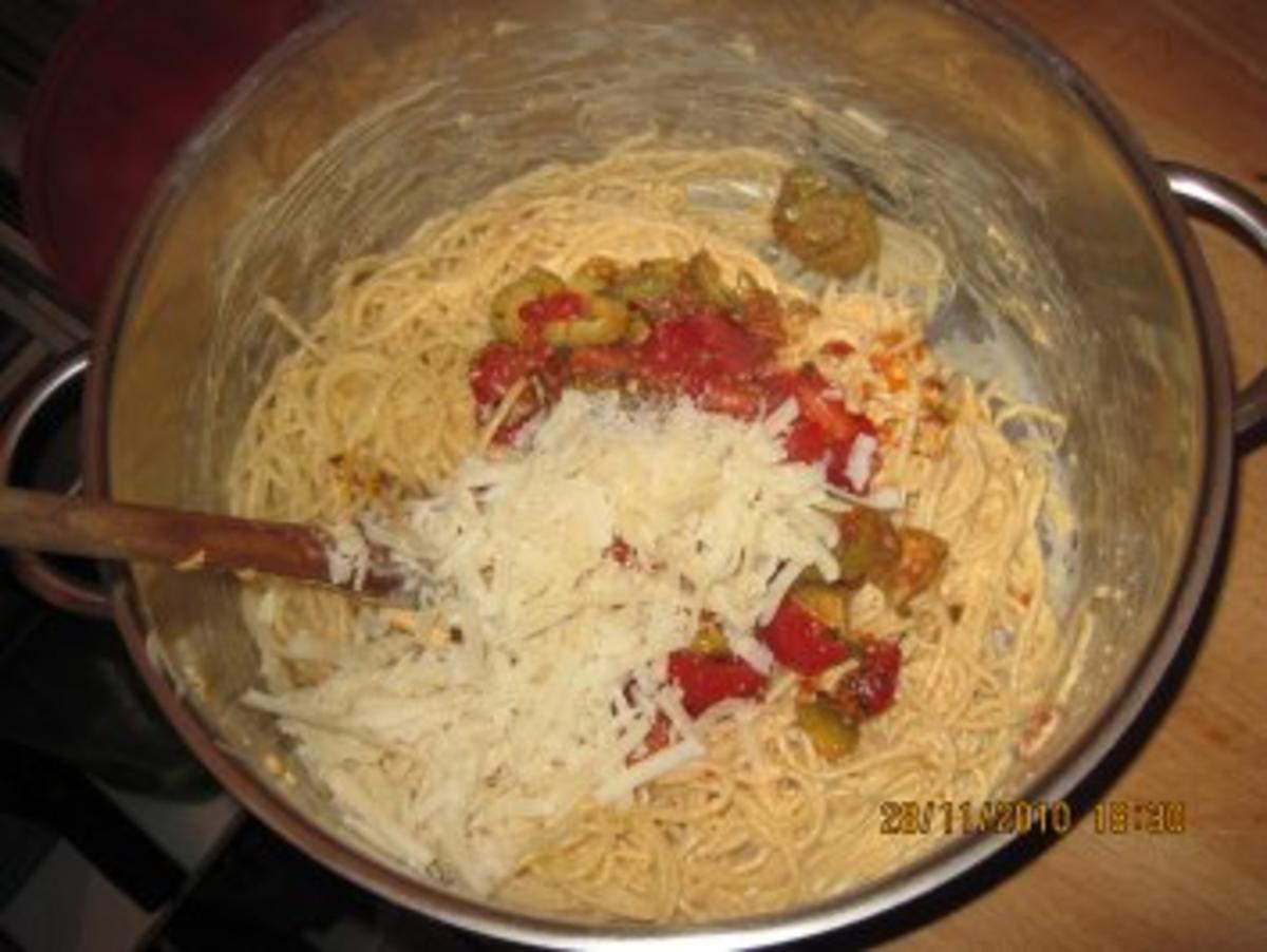 Spaghetti mit Chili-Knoblauchcreme, Oliven, getrockneten und frischen Tomaten - Rezept - Bild Nr. 4