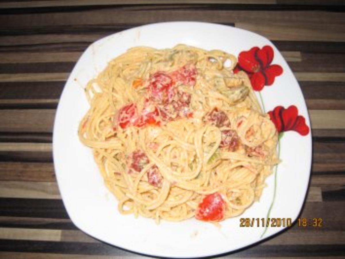 Spaghetti mit Chili-Knoblauchcreme, Oliven, getrockneten und frischen Tomaten - Rezept