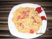 Spaghetti mit Chili-Knoblauchcreme, Oliven, getrockneten und frischen Tomaten - Rezept