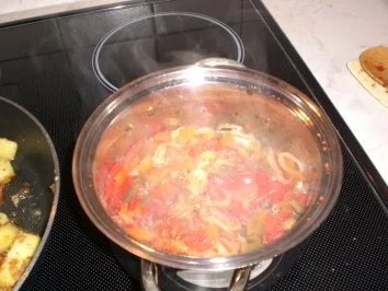 Rezept: Gefülltes Heilbuttfilet mit parnierten Bratkartoffeln und Paprika-Tomatengemüse Bild Nr. 7 Gefülltes Heilbuttfilet mit parnierten Bratkartoffeln und Paprika-Tomatengemüse - Rezept - Bild Nr. 7