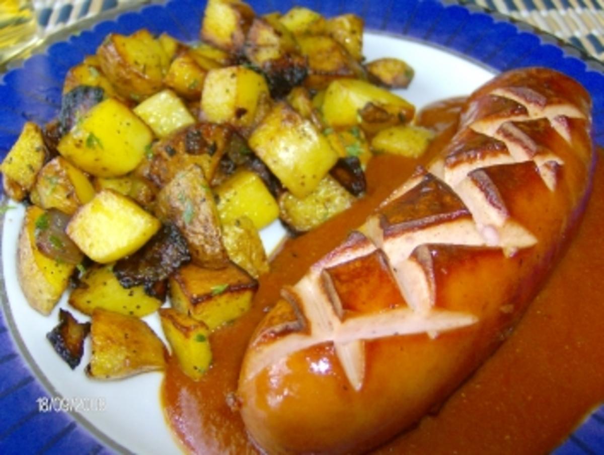 Currywurst mit pikanter Soße - an Bratkartoffelwürfel - Rezept