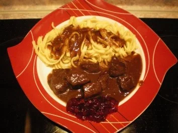 Rotwein-Gullasch mit Preselbeeren und Spätzle - Rezept - Bild Nr. 2