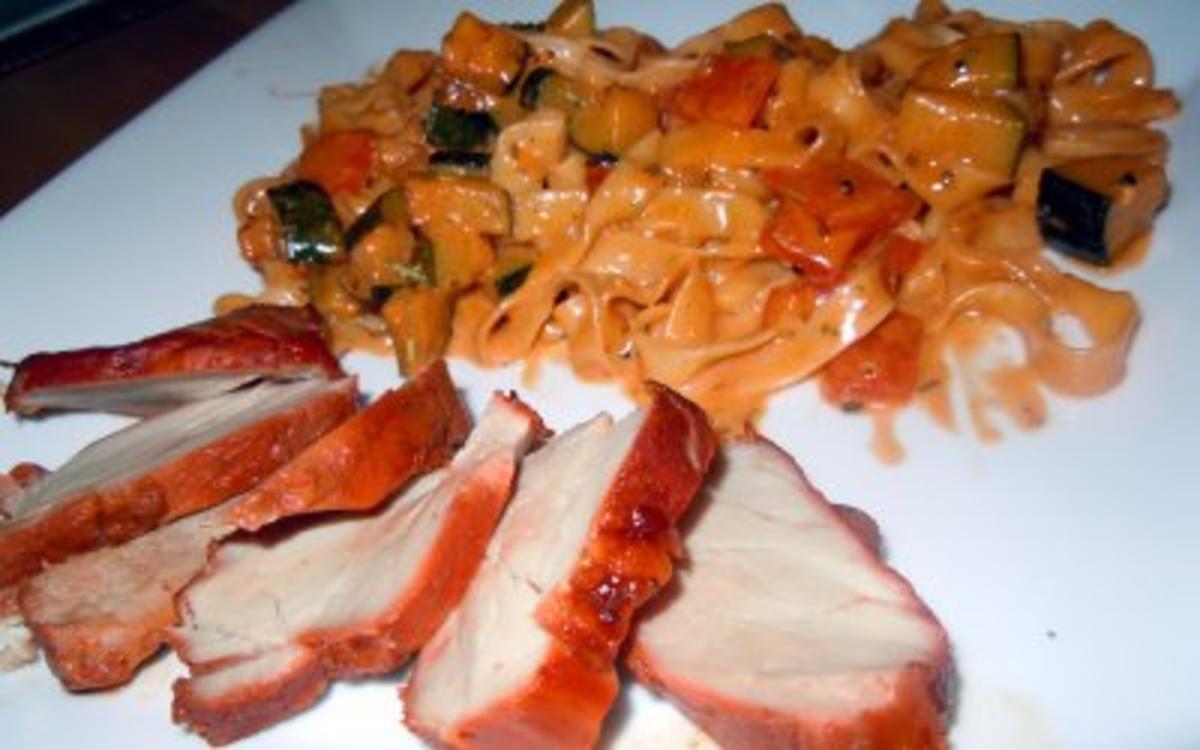 Schweinefilet "Char Siew" mit in Gemüsesauce geschwenkter Tagiatelle - Rezept