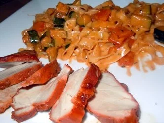 Schweinefilet "Char Siew" mit in Gemüsesauce geschwenkter Tagiatelle - Rezept