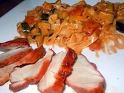 Schweinefilet "Char Siew" mit in Gemüsesauce geschwenkter Tagiatelle - Rezept
