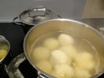 Gänsekeulen (eingelegt) mit Apfelrotkohl und Rosenkohl und selbstgemachte Knödell von - Rezept - Bild Nr. 3