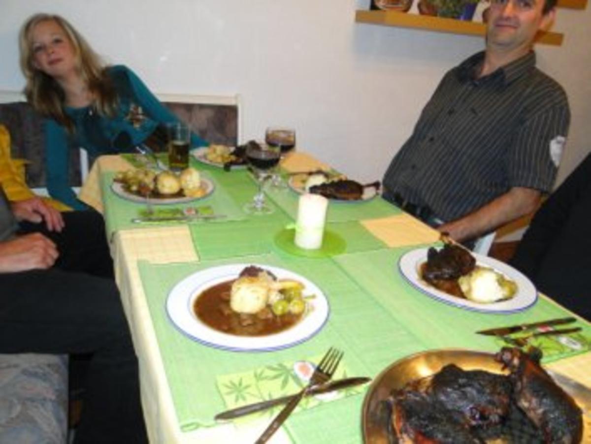 Bilder für Gänsekeulen (eingelegt) mit Apfelrotkohl und Rosenkohl und selbstgemachte Knödell von - Rezept