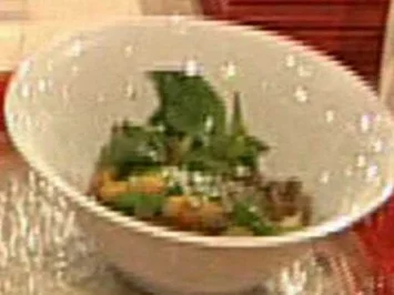 Rezept: Warmer Salat vom Bisonrücken mit scharfen Nüssen Warmer Salat vom Bisonrücken mit scharfen Nüssen - Rezept