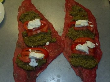Fleischgerichte: Rouladen mit Schafskäse und Pesto - Rezept - Bild Nr. 3