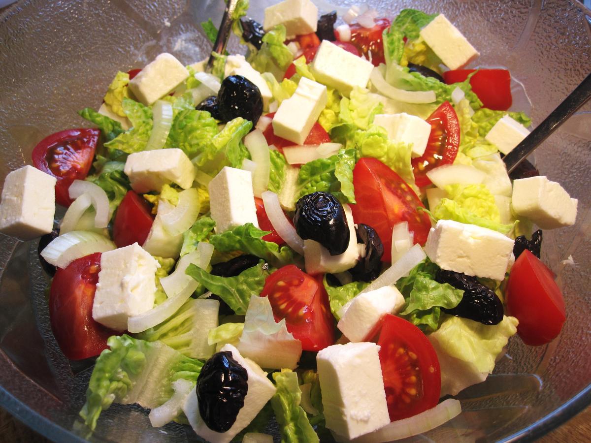 Bunter Salat mit griechischem Feta - Rezept - kochbar.de