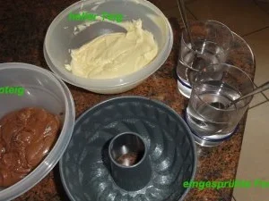 Rezept: KuchenZwerg: MARMOR-GUGELHUPF Bild Nr. 2 KuchenZwerg: MARMOR-GUGELHUPF - Rezept - Bild Nr. 2