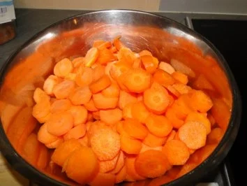 Rezept: Möhrensuppe/Creme mit Rinderbeinscheibe Bild Nr. 3 Möhrensuppe/Creme mit Rinderbeinscheibe - Rezept - Bild Nr. 3