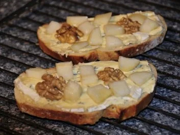 Bruschetta mit Gorgonzola + Walnuss + Birne - Rezept