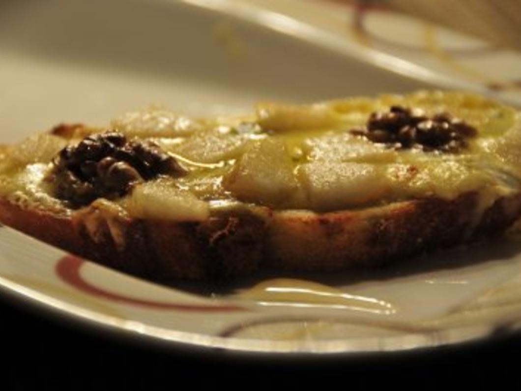 Bruschetta mit Gorgonzola + Walnuss + Birne - schnell &amp; einfach - von tonka