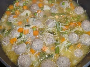 Gemüse-Nudel-Eintopf mit Hackbällchen - Rezept