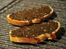 Bruschetta mit schwarzen Oliven + Parmesan - Rezept