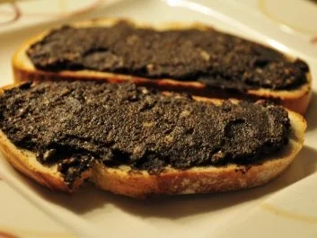 Rezept: Bruschetta mit schwarzen Oliven + Parmesan Bild Nr. 2 Bruschetta mit schwarzen Oliven + Parmesan - Rezept - Bild Nr. 2